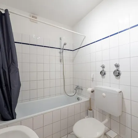 Апартаменты Monteurwohnung-fuer-6-personen-mit-wlan-kueche-tv-ahrensburg-naehe-hamburg-agge3501 Аренсбург